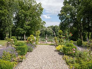 Blick in den schön angelegten Garten